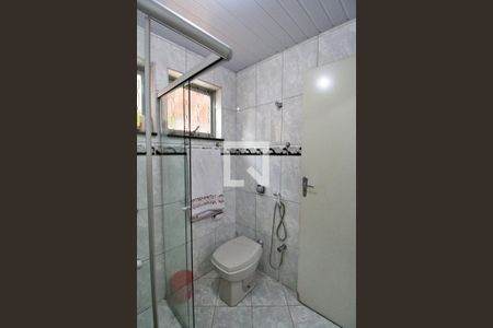 Casa à venda com 180m², 3 quartos e 6 vagasBanheiro (fundos)