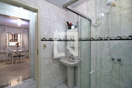 Casa à venda com 180m², 3 quartos e 6 vagasBanheiro (fundos)