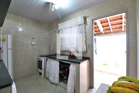 Casa à venda com 180m², 3 quartos e 6 vagasCozinha (fundos)