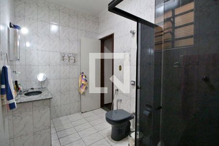 Casa à venda com 180m², 3 quartos e 6 vagasBanheiro do Quarto 1