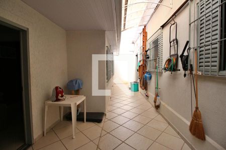 Casa à venda com 180m², 3 quartos e 6 vagasCorredor (entre casas)