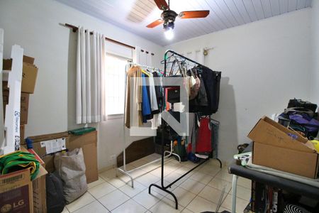 Casa à venda com 180m², 3 quartos e 6 vagasQuarto 2 (fundos)