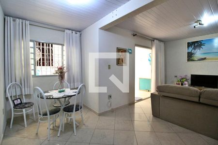 Casa à venda com 180m², 3 quartos e 6 vagasSala (fundos)