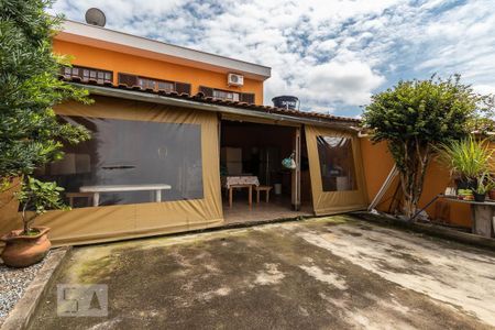 Casa à venda com 300m², 3 quartos e 4 vagas Casa à venda com 300m², 3 quartos e 4 vagasTerraço