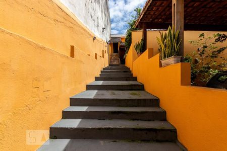 Casa à venda com 300m², 3 quartos e 4 vagas Casa à venda com 300m², 3 quartos e 4 vagasEscada de acesso