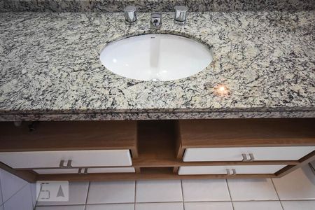 Apartamento à venda com 118m², 4 quartos e 2 vagasPia do banheiro da suíte 2