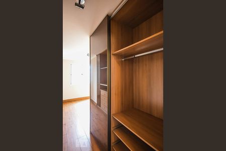 Apartamento à venda com 118m², 4 quartos e 2 vagasArmário da suíte 2