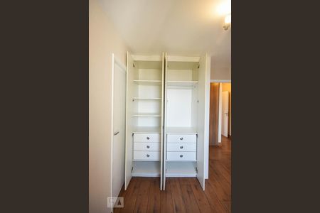 Apartamento à venda com 118m², 4 quartos e 2 vagasArmário da suíte 1