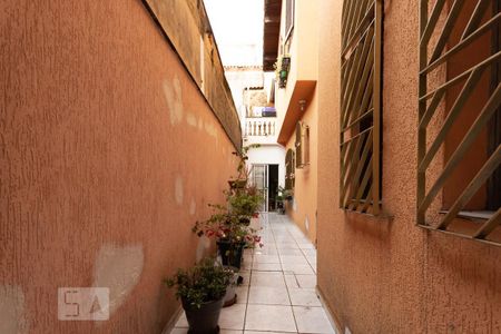 Casa à venda com 250m², 4 quartos e 2 vagas Casa à venda com 250m², 4 quartos e 2 vagasCorredor lateral