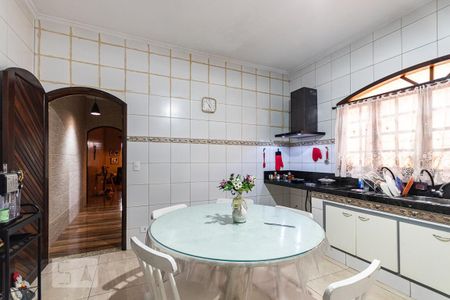 Casa à venda com 250m², 4 quartos e 2 vagas Casa à venda com 250m², 4 quartos e 2 vagasCozinha