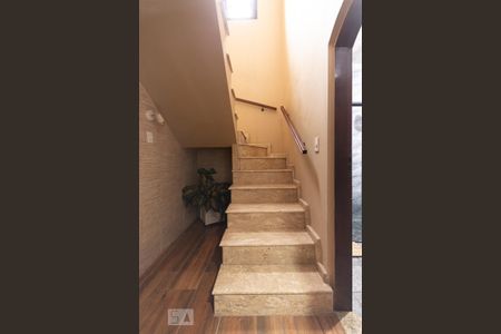 Casa à venda com 250m², 4 quartos e 2 vagas Casa à venda com 250m², 4 quartos e 2 vagasEscada