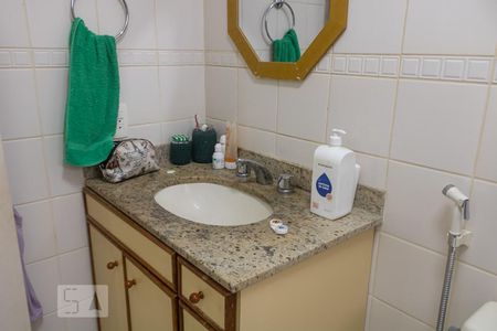 Casa de condomínio à venda com 150m², 3 quartos e 2 vagasBanheiro do Corredor