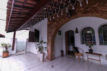 Casa à venda com 200m², 2 quartos e 2 vagasQuintal