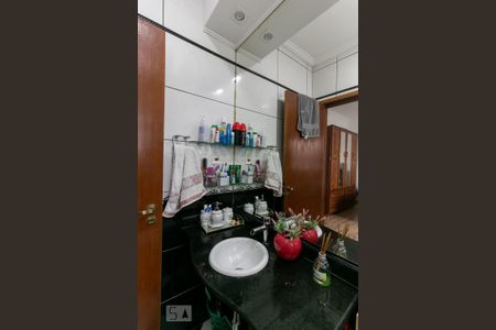 Casa à venda com 200m², 2 quartos e 2 vagasBanheiro da Suíte 1