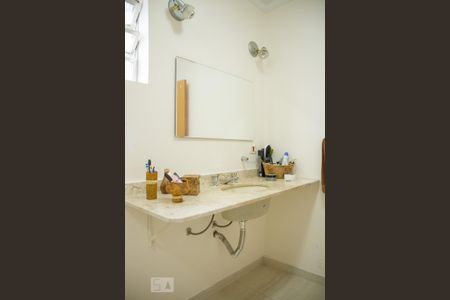 Casa à venda com 300m², 3 quartos e 3 vagas Casa à venda com 300m², 3 quartos e 3 vagasBanheiro Social