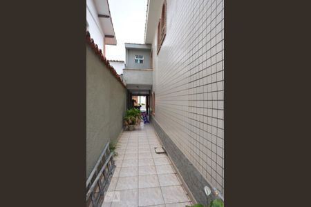 Casa à venda com 200m², 3 quartos e 2 vagasCorredor lateral do quintal