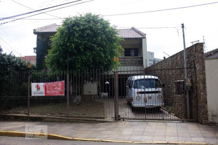 Casa à venda com 400m², 3 quartos e 2 vagas Casa à venda com 400m², 3 quartos e 2 vagasFachada