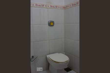 Casa à venda com 400m², 3 quartos e 2 vagas Casa à venda com 400m², 3 quartos e 2 vagasBanheiro de Serviço