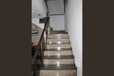 Casa à venda com 400m², 5 quartos e 7 vagasEscada