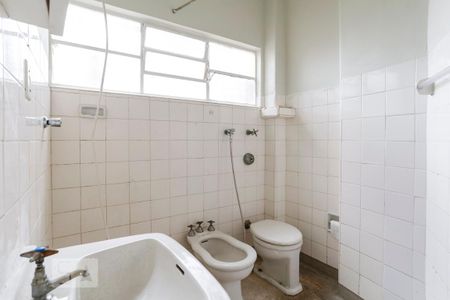 Banheiro de kitnet/studio para alugar com 1 quarto, 52m² em República, São Paulo