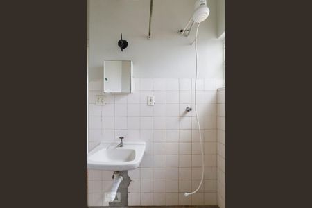 Banheiro de kitnet/studio para alugar com 1 quarto, 52m² em República, São Paulo