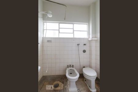 Banheiro de kitnet/studio para alugar com 1 quarto, 52m² em República, São Paulo