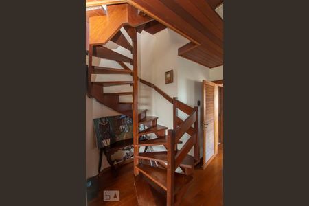 Apartamento à venda com 475m², 3 quartos e 2 vagas Apartamento à venda com 475m², 3 quartos e 2 vagasEscada