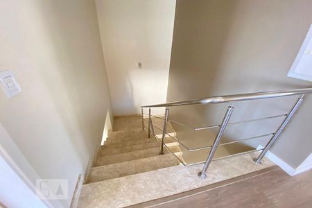 Casa para alugar com 220m², 3 quartos e 2 vagasEscada