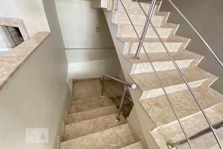 Casa para alugar com 220m², 3 quartos e 2 vagasEscada