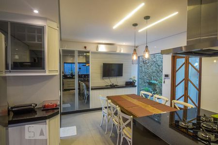 Casa à venda com 400m², 4 quartos e 8 vagasCozinha