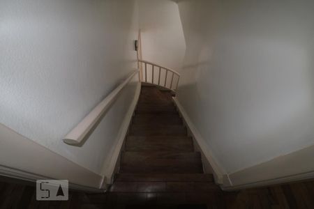 Escada de acesso aos quartos  de casa para alugar com 2 quartos, 100m² em Belenzinho, São Paulo