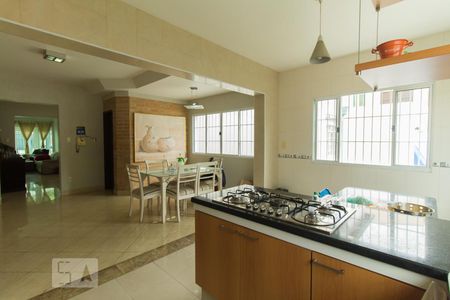 Casa para alugar com 320m², 5 quartos e 3 vagasCozinha 