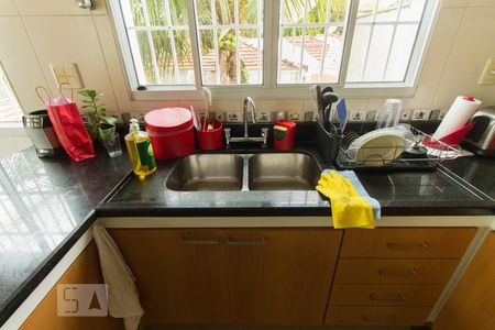 Casa para alugar com 320m², 5 quartos e 3 vagasCozinha 