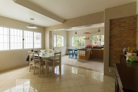 Casa para alugar com 320m², 5 quartos e 3 vagasCozinha 