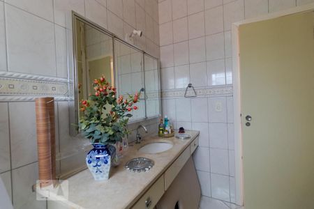 Casa à venda com 230m², 5 quartos e 4 vagasBanheiro da Suíte 01