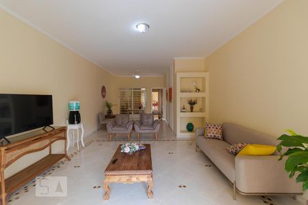 Casa à venda com 230m², 5 quartos e 4 vagasSalas