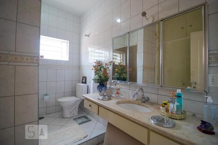 Casa à venda com 230m², 5 quartos e 4 vagasBanheiro da Suíte 01