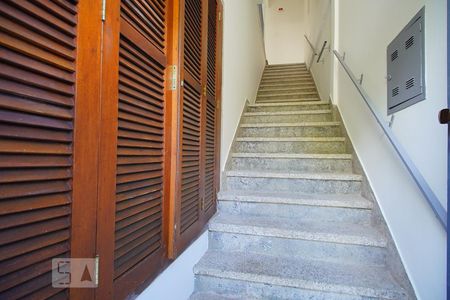 Entrada de kitnet/studio para alugar com 1 quarto, 48m² em Jardim Itu, Porto Alegre