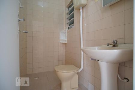 Banheiro de kitnet/studio para alugar com 1 quarto, 48m² em Jardim Itu, Porto Alegre