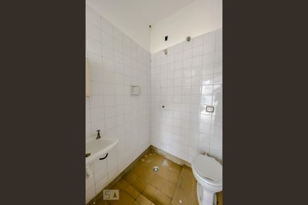 Casa de condomínio à venda com 182m², 3 quartos e 2 vagasBanheiro de Serviço