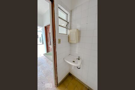 Casa de condomínio à venda com 182m², 3 quartos e 2 vagasBanheiro de Serviço