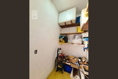 Casa à venda com 240m², 6 quartos e 5 vagas Casa à venda com 240m², 6 quartos e 5 vagasDespensa