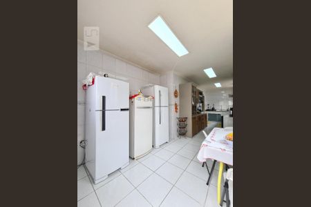 Casa à venda com 240m², 6 quartos e 5 vagas Casa à venda com 240m², 6 quartos e 5 vagasCozinha