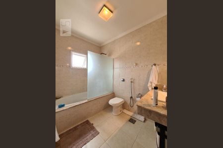 Casa à venda com 240m², 6 quartos e 5 vagas Casa à venda com 240m², 6 quartos e 5 vagasBanheiro da Suíte