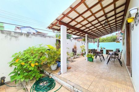 Casa à venda com 240m², 6 quartos e 5 vagas Casa à venda com 240m², 6 quartos e 5 vagasVaranda Frontal