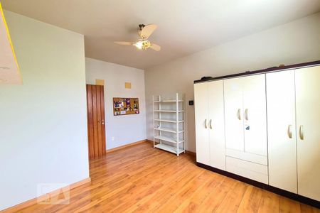 Casa à venda com 240m², 6 quartos e 5 vagas Casa à venda com 240m², 6 quartos e 5 vagasQuarto 6