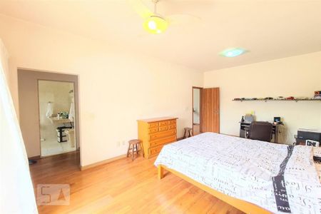 Casa à venda com 240m², 6 quartos e 5 vagas Casa à venda com 240m², 6 quartos e 5 vagasSuíte