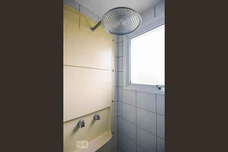 Apartamento à venda com 130m², 4 quartos e 2 vagasChuveiro do banheiro da suíte 2