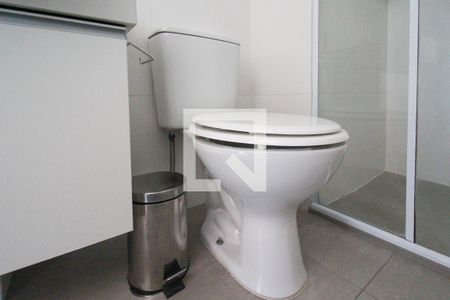 Banheiro de kitnet/studio para alugar com 1 quarto, 27m² em Indianópolis, São Paulo