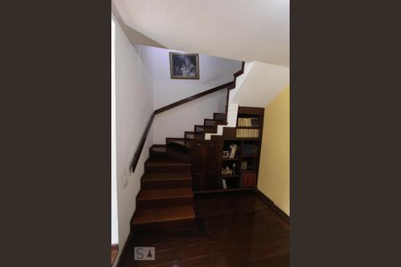 Casa à venda com 384m², 5 quartos e 2 vagasEscada